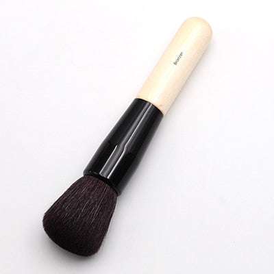 Professional Wood Handle Features Luxuriously Soft Goat Hair Medium Round Tip Bronzer Brush